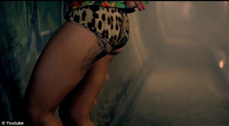  На попе очаровательной певицы Шерил Коул появилось новое тату