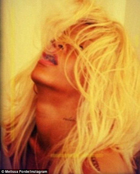 Это случилось! Рианна полностью обнажилась и выложила фото в Twitter!