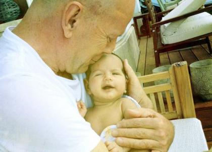 Впервые! Брюс Уиллис показала новорожденную дочь – копию самого себя!