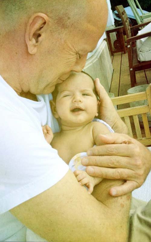 Впервые! Брюс Уиллис показала новорожденную дочь – копию самого себя!