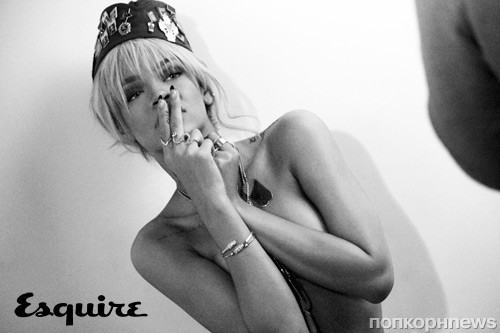 Очередная обнаженная фотосессии Рианны в стиле милитари!