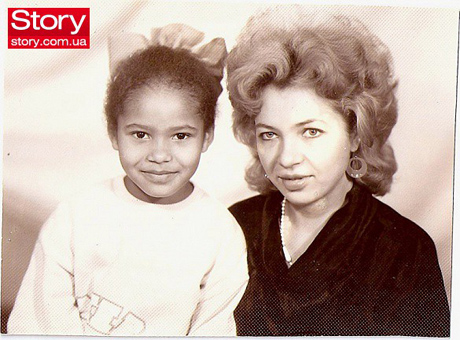 Детские фото Гайтаны попали в сеть: очаровательная милашка в кудряшках!