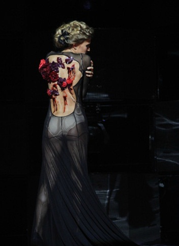 Ева Бушмина вышла на сцену почти голой – прозрачное платье ничего не скрыло ! 