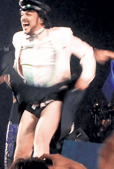 Филипп Киркоров напугал зрителей трусами, голыми ногами и зверским оскалом!