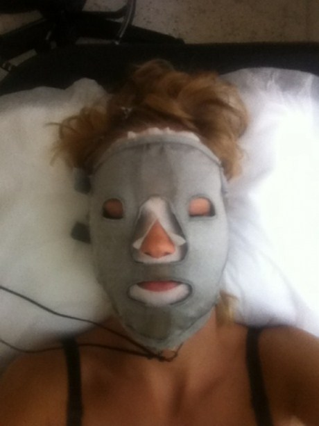 Глюкоза шокировала своим лицом не только публику, но и собственного мужа 