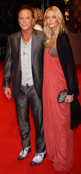 Старичка Микки Рурка обвинили в сексуальном преследовании