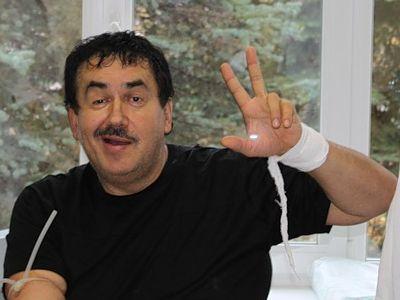 Известнейший российский актер пытался задушить ведущего в прямом эфире: еле оттащили….