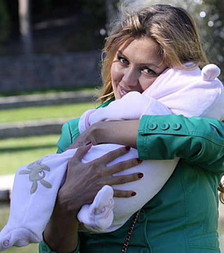 Толстушка Виктория Боня демонстрирует свою новорожденную дочь: свежие кадры!