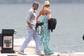 Непревзойденный Джордж Клуни и его роскошная пассия на отдыхе: море, катер и красотка Джордж Клуни и его очередная пассия Стейси Киблер, 32-летняя модель, вместе уже 10 месяцев. Отдыхали вместе они уже не один раз на знойных курортах Мексики. На теперь Стейси еще больше повезло – ее привезли на роскошную виллу актера, находящуюся в Северной Италии, на озере Комо. Папарацци удалось запечатлеть летнюю прогулку парочки на катере. 