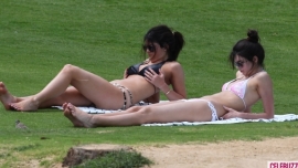 A-bikini-clad-Kendall-and-Kylie-Jenner-on-the-beach-in-Hawaii-5-580x435