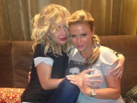 Маша Малиновская демонстративно тискала грудь Анны Семенович