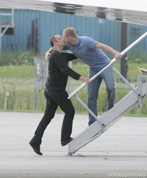 Шок! Джона Траволту застукали целующимся с мужчиной!