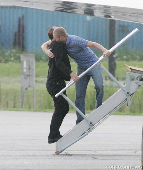 Шок! Джона Траволту застукали целующимся с мужчиной!