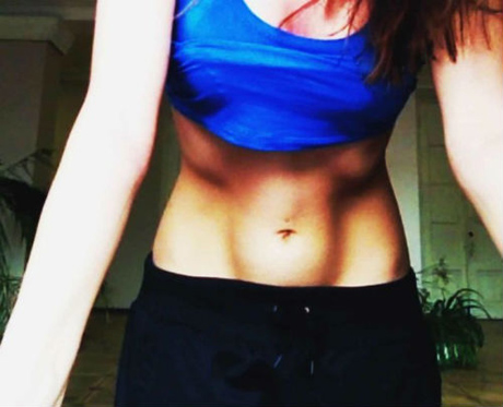 Алина Гросу продолжает демонстрировать обнаженное тело! Куда смотрят родители?