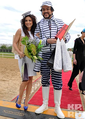 Филипп Киркоров и Ани Лорак рассмешили фотографов своими парадными нарядами!