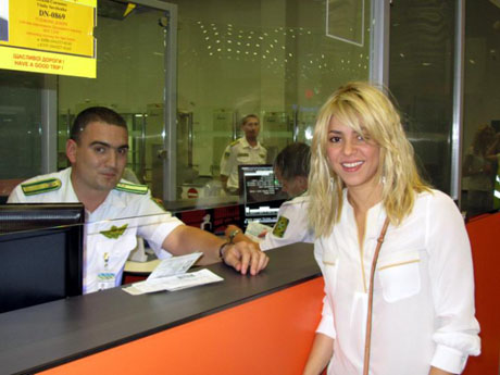 Шакира «по-простому» отдохнула в Донецке! Папарацци не сразу узнали знаменитую певицу!