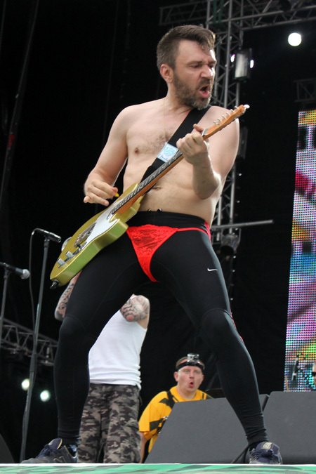 Всегда брутальный Шнуров  шокировал поклонников своими красными стрингами!  