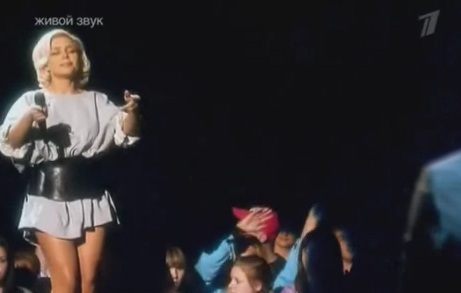 Тина Кароль смутила российского зрителя чересчур короткой юбкой!