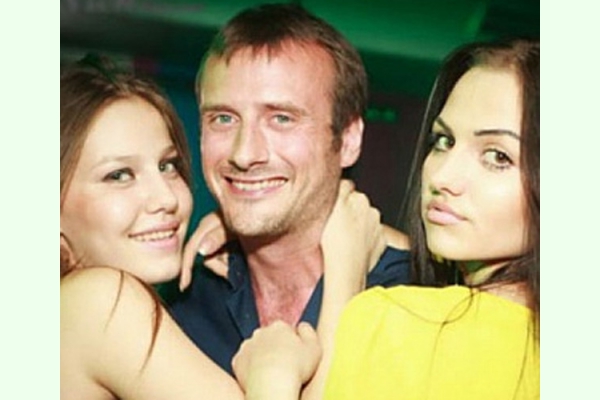 «Холостяк» Френсис Романов развлекается с девочками в ночном клубе, забыв невесту Лену Ряснову!