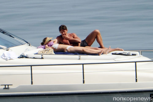 Пухленькая Скарлетт Йохансон в бикини загорает на собственной яхте: лучшие кадры папарацци!