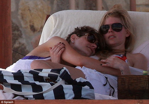 article-2177785-1426F2C3000005DC-353 634x445