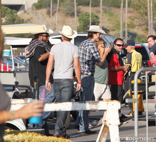 Эштон Катчер снова напал на папарацци: камера зафиксировала все!Эштон Катчер снова напал на папарацци: камера зафиксировала все!