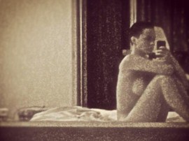 Лысая Даша Асафьева обнажилась в постели