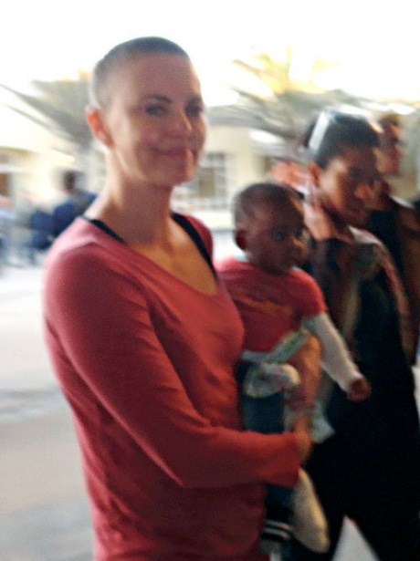 Шарлиз Терон впервые показала свою лысую голову