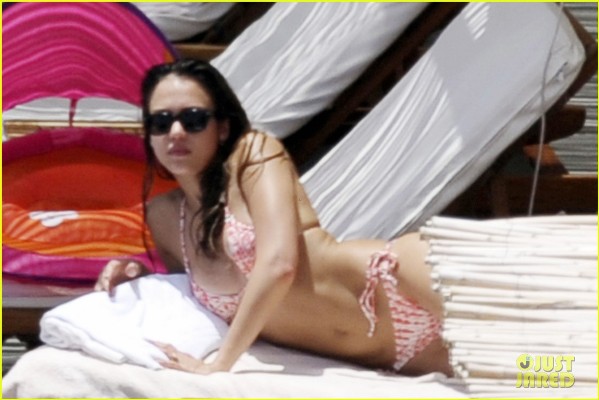 jessica-alba-italy-bikini-vacation-03