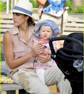 jessica-alba-park-with-girls-05-1