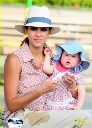 jessica-alba-park-with-girls-10-1