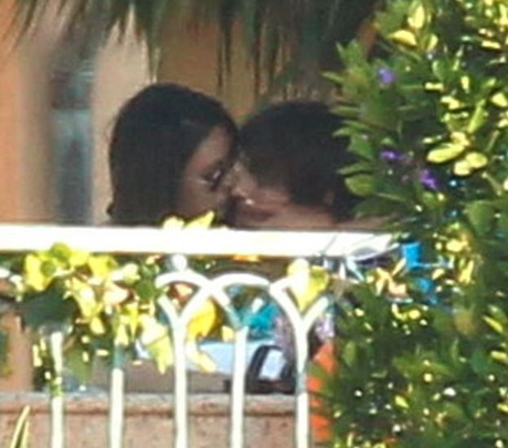 Мила Кунис и Эштон Катчер целуются, не стесняясь папарацци!