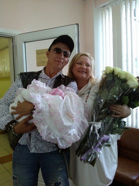 Иван Охлобыстин встретил из роддома очередного малыша!