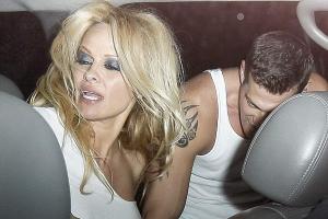 Пьяная Памела Андерсон едва держится на ногах: скандальные фото всколыхнули сеть!