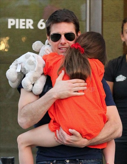 Впервые за месяц Том Круз встретился с Сури: малышка не слезала с рук папы весь вечер!