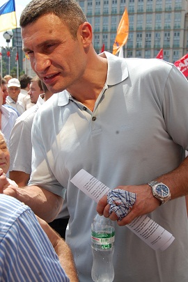 Виталия Кличко серьезно ранили во время митинга у Рады!