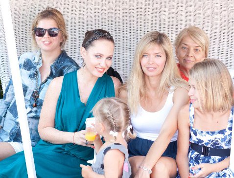 Вера Брежнева опубликовала в сети редкое семейное фото!