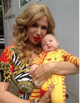 Эвелина Бледанс напугала своими губами-варениками собственного сына
