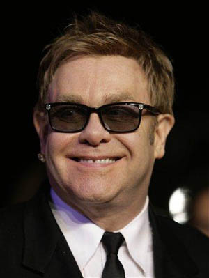Elton John_otqroet_blagotvoritelnyi_qontcert_v_stolichnoi_fan-zone