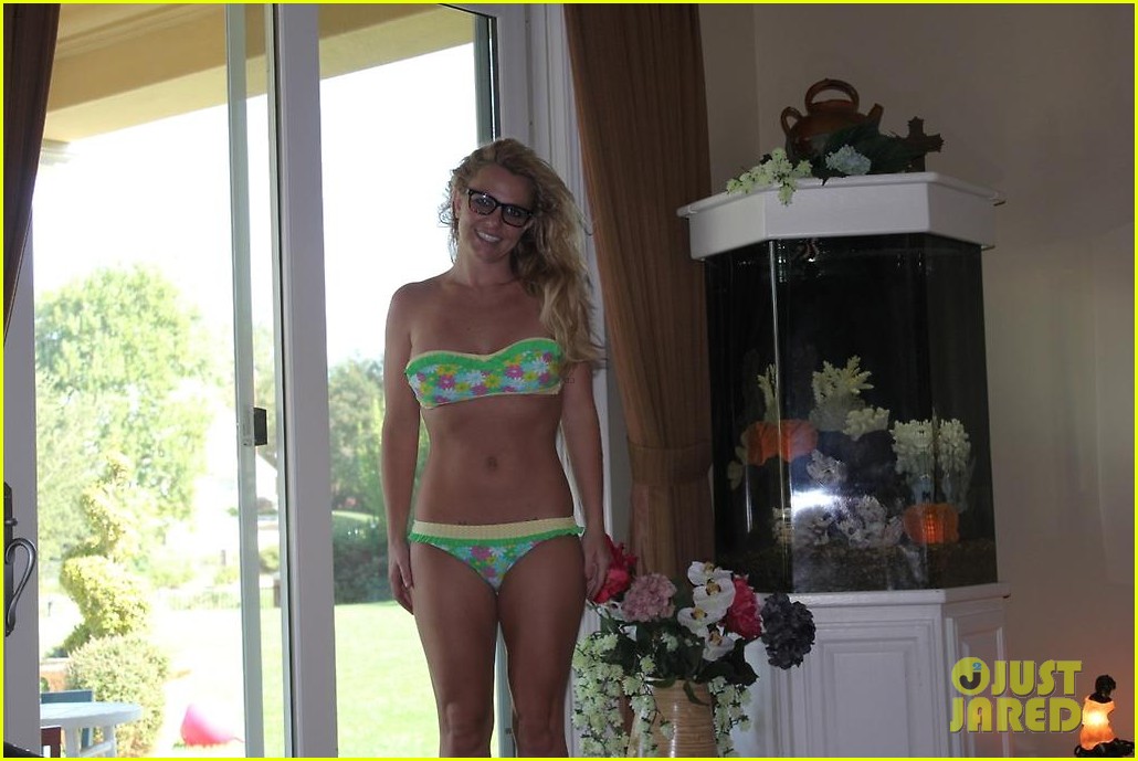 britney-spears-tweets-bikini-photo-x-factor-teaser