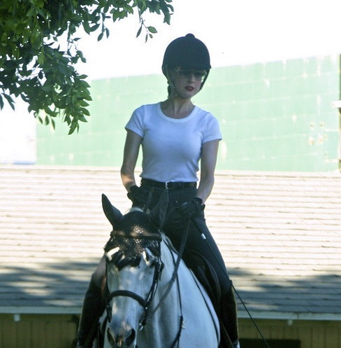 Самая знаменитая стриптизерша мира оседлала горячего жеребца!