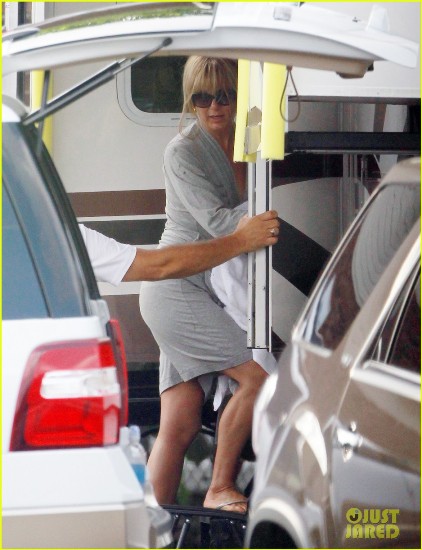 jennifer-aniston-first-post-engagement-pictures-02