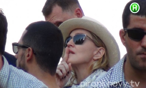 Мадонна без макияжа гуляет по улицам Киева! Папарацци в восторге!