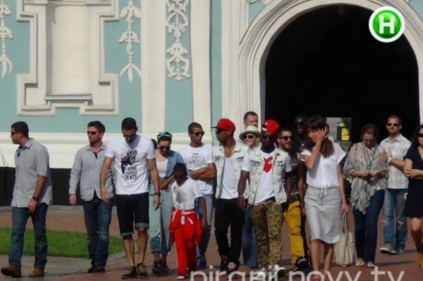 Мадонна без макияжа гуляет по улицам Киева! Папарацци в восторге!