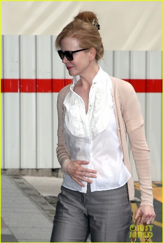 nicole-kidman-holds-her-belly-in-paris-02