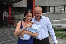 44-летняя актриса Ольга Кабо выписалась из роддома и впервые показала сына!