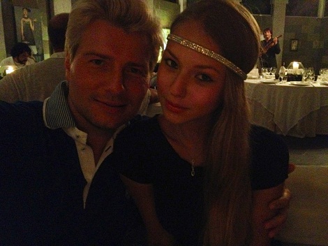 Почти женатый Коля Басков развлекается в компании загадочной блондинки Полины!