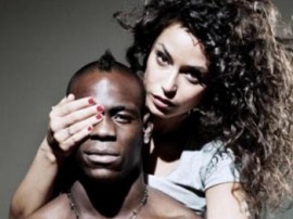 Беременная подружка популярного футболиста ввергла в шок публику своим голым животиком