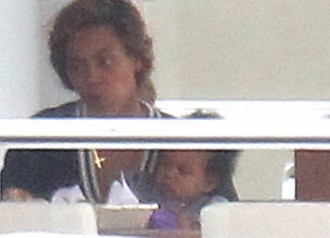 beyonce-jayz-yacht-vacation-france-10