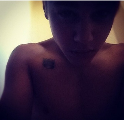 Шок! Малыш Джастин Бибер выложил обнаженное фото в Twitter!